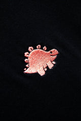Stegosaurus Stick auf Schwarzen T-Shirt Kreuzueber