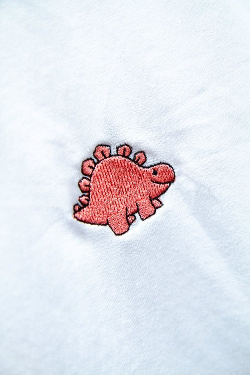 Stegosaurus Stick auf Weissen T-Shirt Kreuzueber